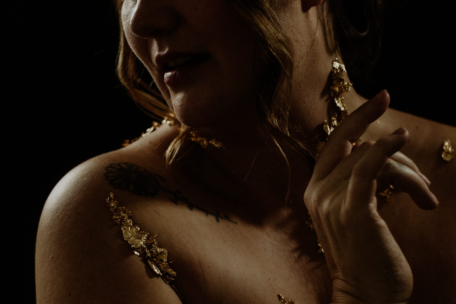 Vancouver Plus Size Inclusive Boudoir, showing a woman with gold foil on her.