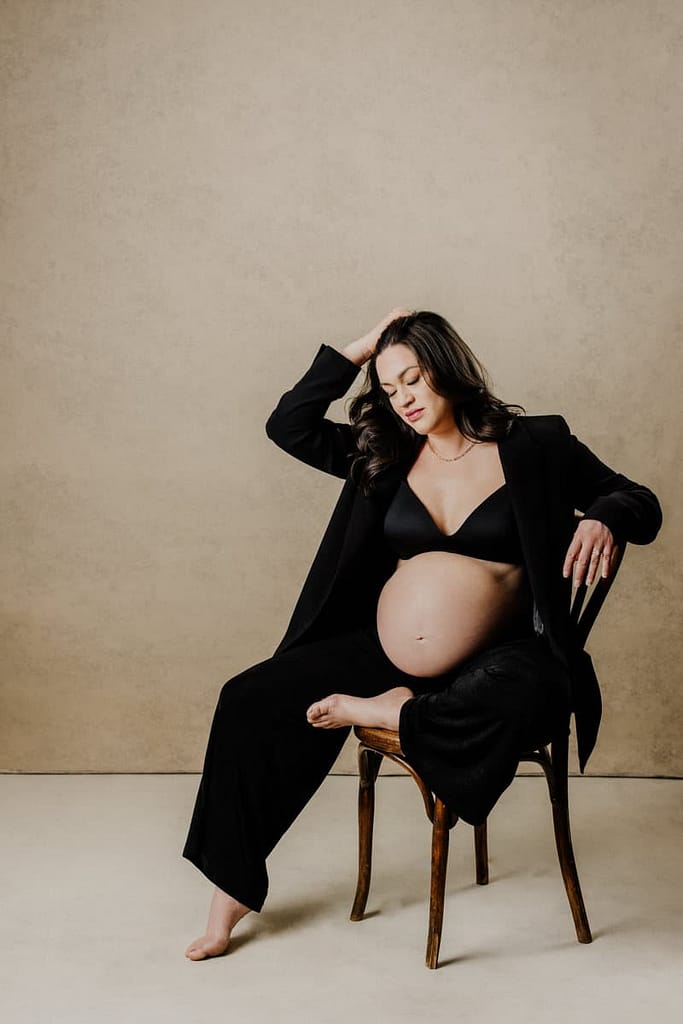 Vancouver-boudoir-maternity-black-white-classy-mateus-studios_00016