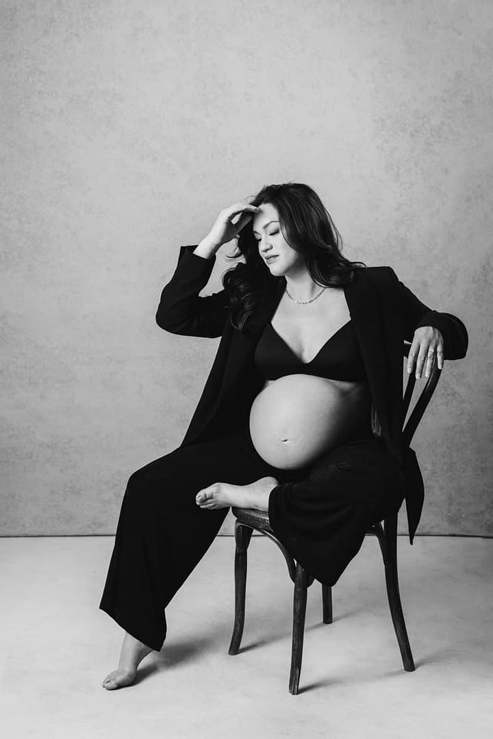 Vancouver-boudoir-maternity-black-white-classy-mateus-studios_00010
