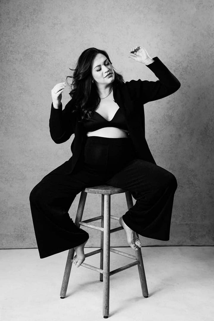 Vancouver-boudoir-maternity-black-white-classy-mateus-studios_00010
