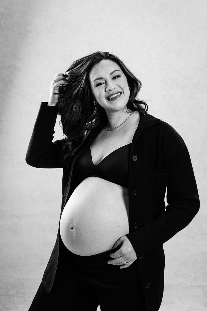 Vancouver-boudoir-maternity-black-white-classy-mateus-studios_00010