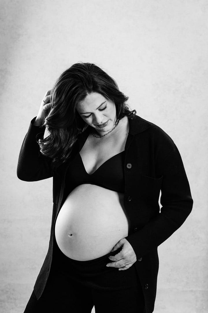 Vancouver-boudoir-maternity-black-white-classy-mateus-studios_00010