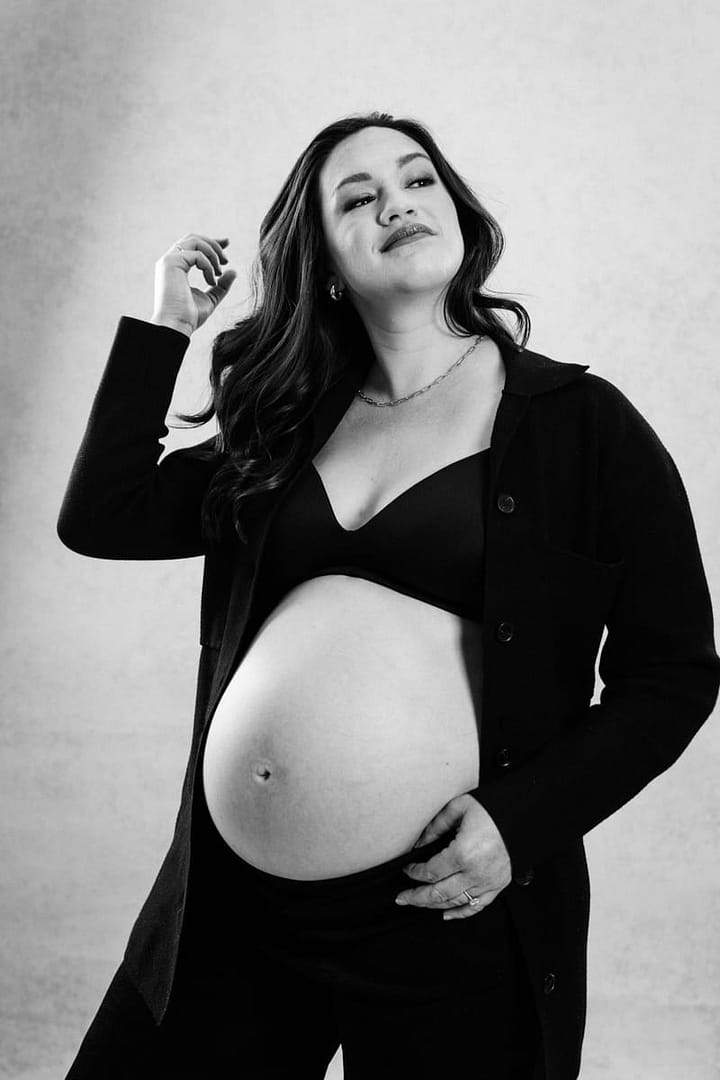 Vancouver-boudoir-maternity-black-white-classy-mateus-studios_00010
