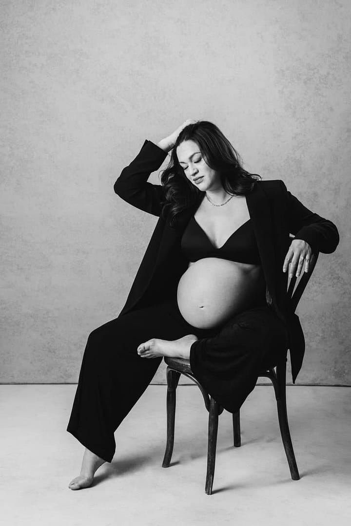 Vancouver-boudoir-maternity-black-white-classy-mateus-studios_00010