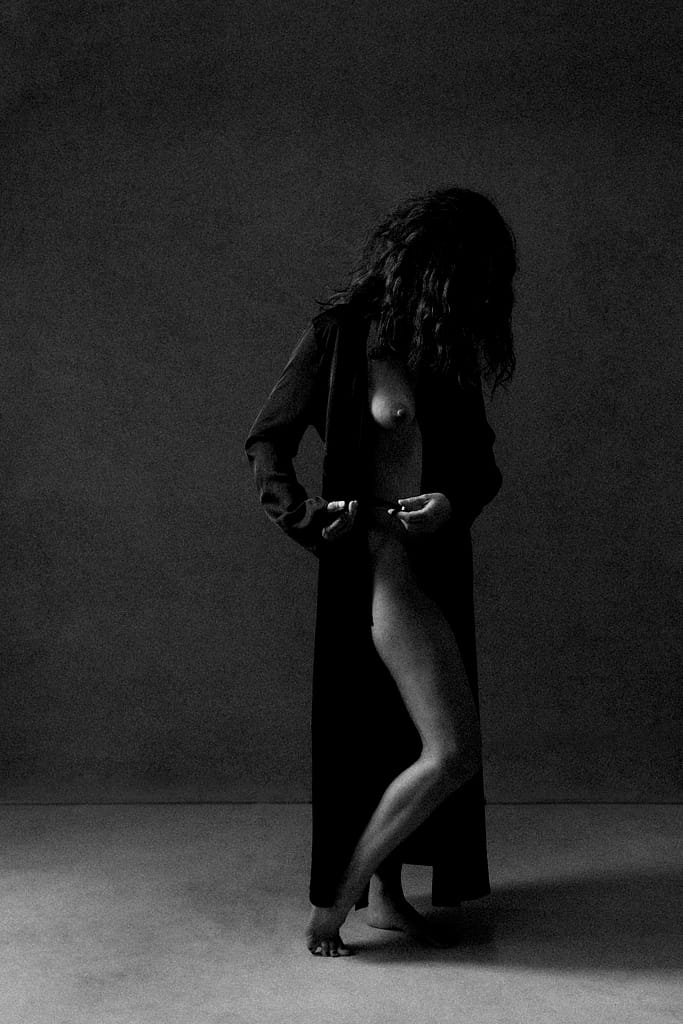 Vancouver-classy-black-white-boudoir-photographer-anonymous-Marie-