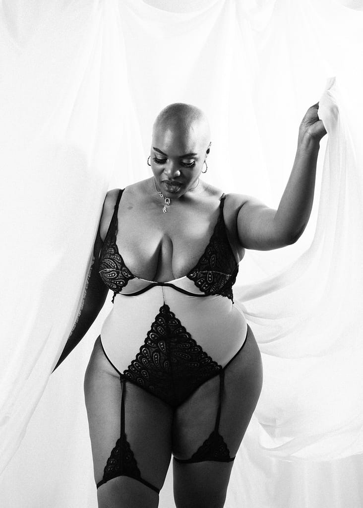 vancouver boudoir photographer image of plus size black woman with alopecia wearing lingerie